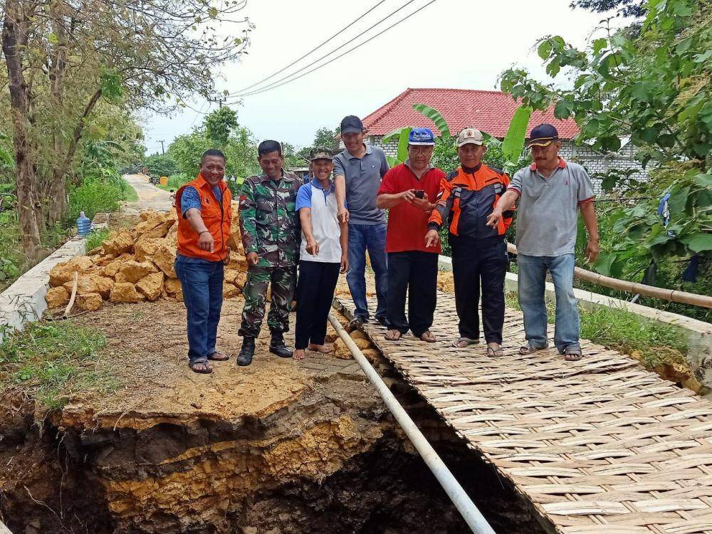 Petugas BPBD Lamongan dan TNI saat meninjau jembatan yang terputus. IDN Times/Istimewa