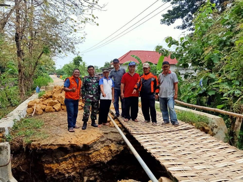 Petugas BPBD Lamongan dan TNI saat meninjau jembatan yang terputus. IDN Times/Istimewa