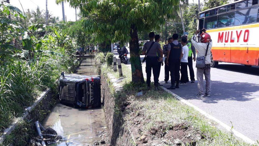 Laka tunggal,toyota inova masuk selokan di Kulon Progo/Istimewa