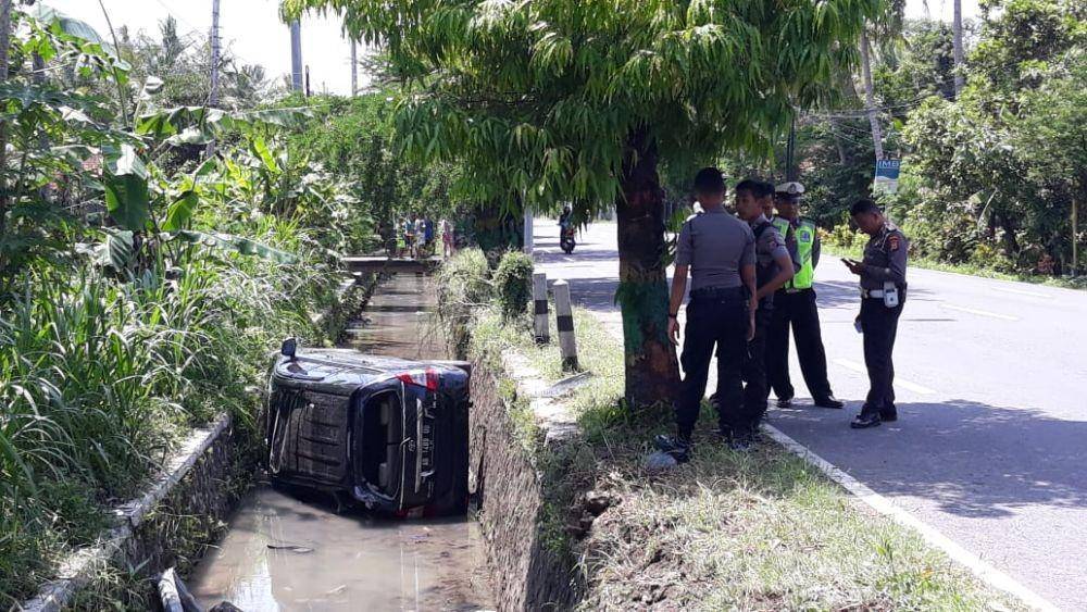 Laka tunggal, toyota inova masuk dalam selokan di Kulon Progo. IDN Times/Istimewa