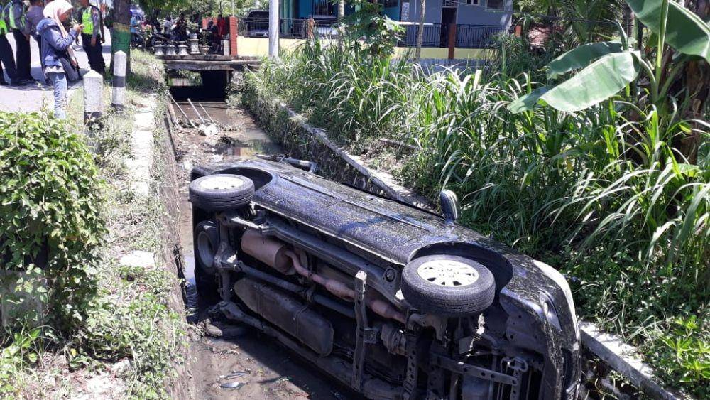 Laka tunggal toyota Inova masuk selokan di Kulon Progo. IDN Times/Istimewa