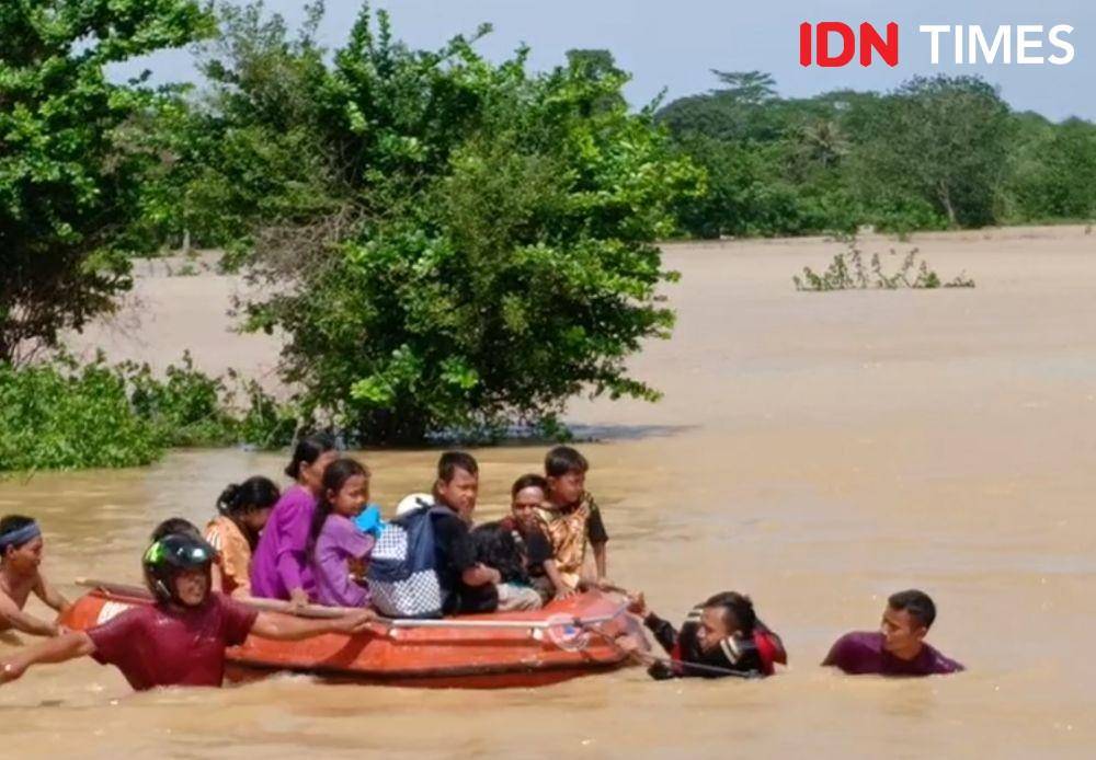 (Korban banjir Tangerang dievakuasi) IDN Times/Candra Irawan