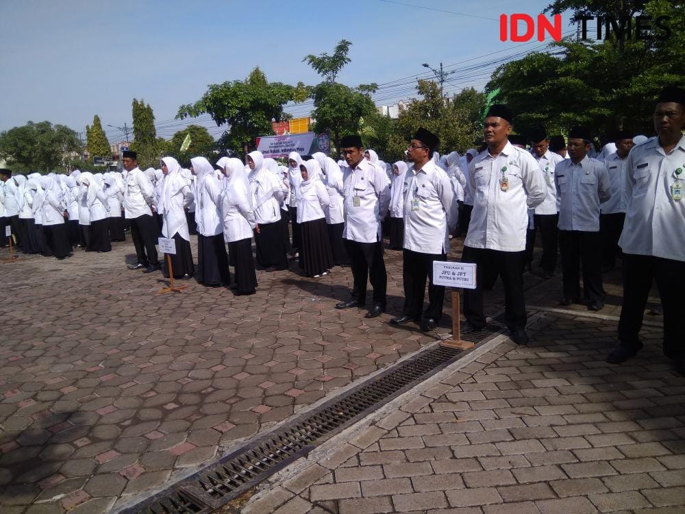 Upacara Hari Amal Bakti ke-74 Kemenag di Kantor Kemenag Kabupaten Madiun. IDN Times/Nofika Dian Nugroho