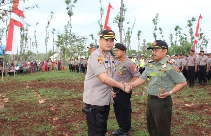 Kapolres bersalaman dengan salah satu perwakilan Perhutani KPH Tuban. IDN Times/Istimewa