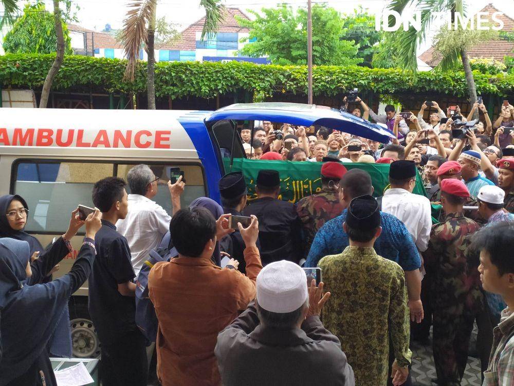 Para pelayat mengantarkan Yunahar Ilyas menuju Masjid Gede Kauman. IDN Times/Siti Umaiyah