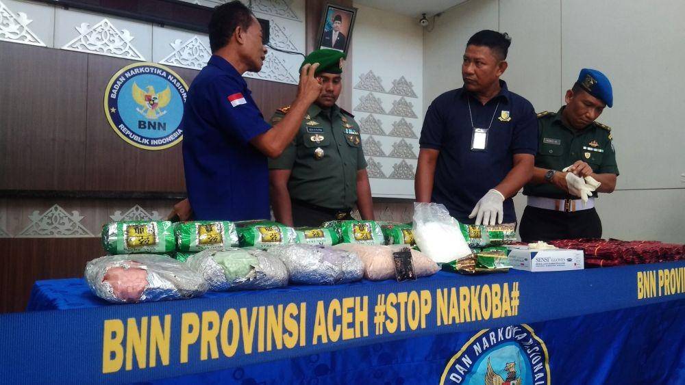 Kodim 0117/Aceh Tamiang serahkan 19 Kg sabu serta puluhan ribu butir pil ekstasi maupun pil happy five kepada BNNP Aceh (IDN Times/Saifullah)