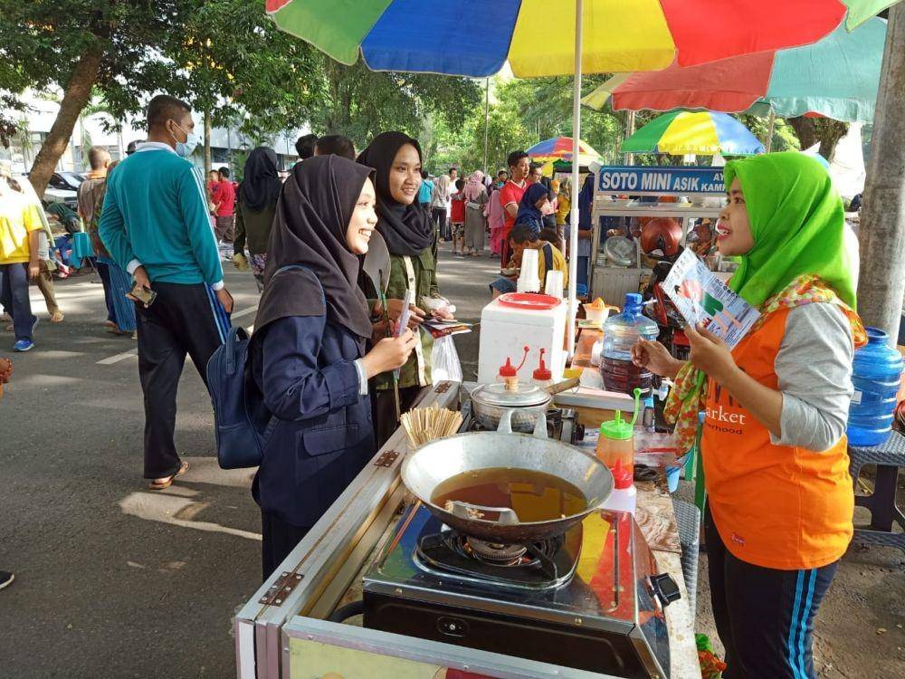 Tim Universitas Jember memberi edukasi kepada pedagang kaki lima. IDN Times/Istimewa