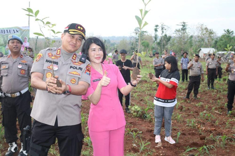 Kapolres Tuban AKBP Nanang Haryono didampingi Ketua Bhayangkari Cabang Tuban saat melakukan penanaman pohon. IDN Times/Istimewa