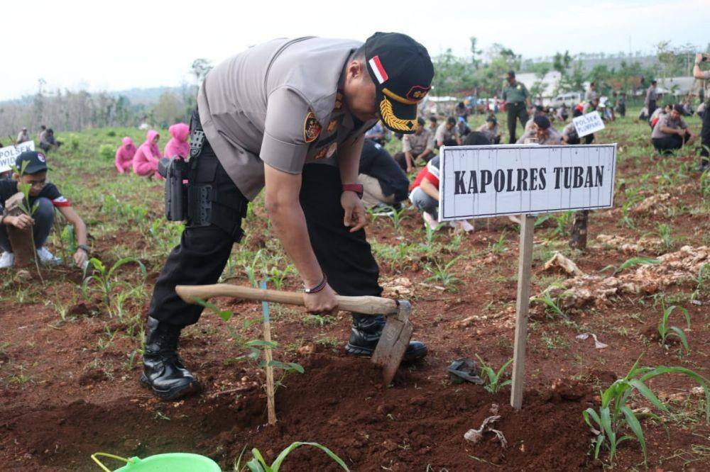 Kapolres Tuban AKBP Nanang Haryono, melakukan tanam pohon. IDN Times/Istimewa