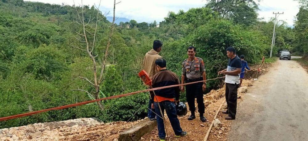Longsor di jalan poros Malimbong - Lemo Menduruk, Tana Toraja / Istimewa