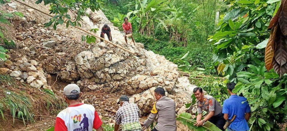 Longsor di jalan poros Malimbong - Lemo Menduruk, Tana Toraja / Istimewa
