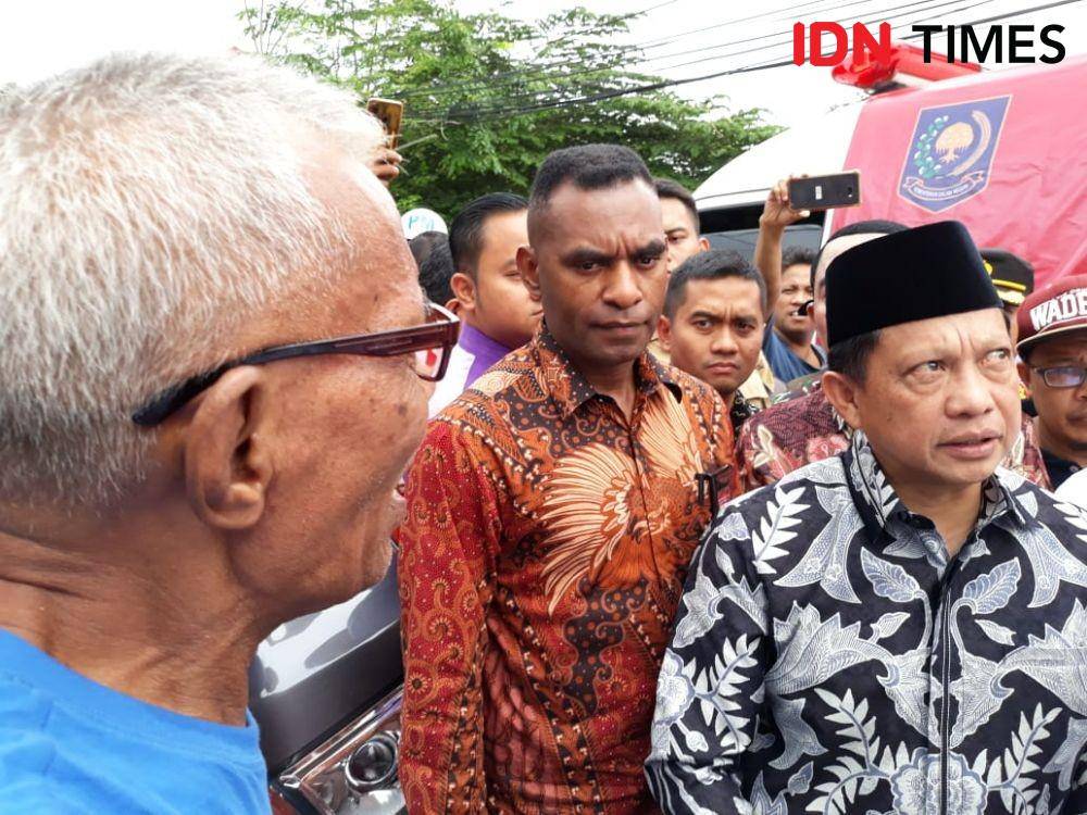 Mendagri Tito Karnavian berikan bantuan ke warga Jati Asih, Bekasi (IDN Times/Fitang Budhi Adhitia)