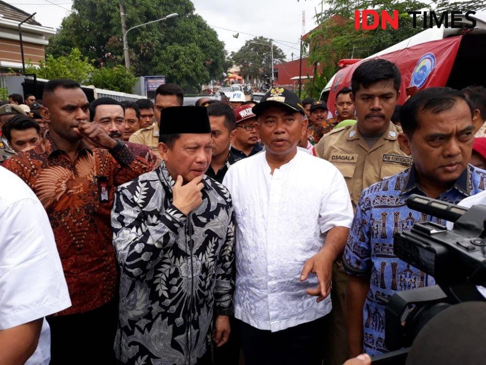 Mendagri Tito Karnavian bersama Wali Kota Bekasi Rahmat Effendi tinjau banjir di Jati Asih (IDN Times/Fitang Budhi Adhitia)