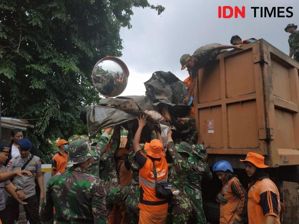 Ilustrasi PHL petugas kebersihan membersihkan sampah dan lumpur (IDN Times/Axel Jo Harianja)