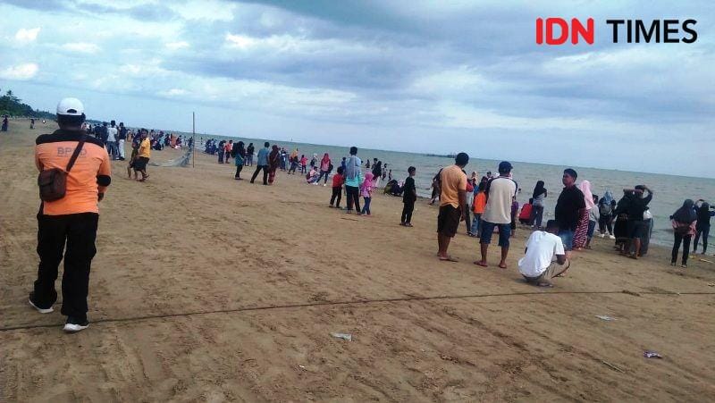 Masyarakat padati obyek wisata pantai corong saat liburan tahun baru (IDN Times/Dok BPBDPPU)