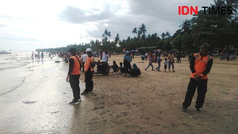 Petugas BPBD PPU terus melakukan pemantauan kepada pengunjung yang berada di pantai tanjung jumlai (IDN Times/Dok BPBDPPU)
