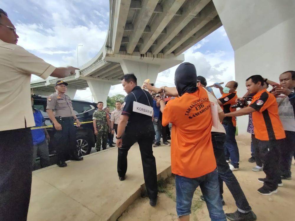 Tersangka Didi saat menikam korban di punggung (Subbag Humas Polresta Samarinda)