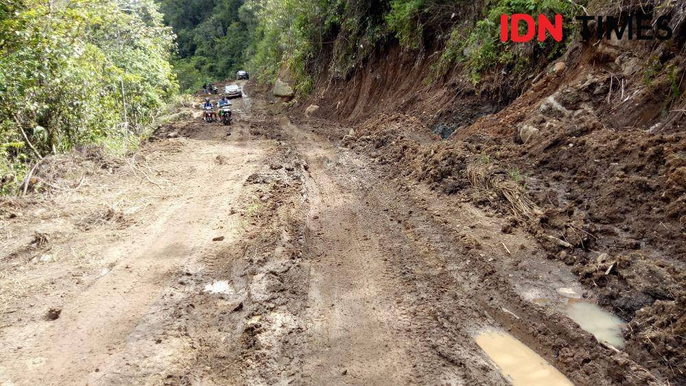 Salah satu titik jalan di Seko yang masih berlumpur. IDN Times/Asrhawi Muin