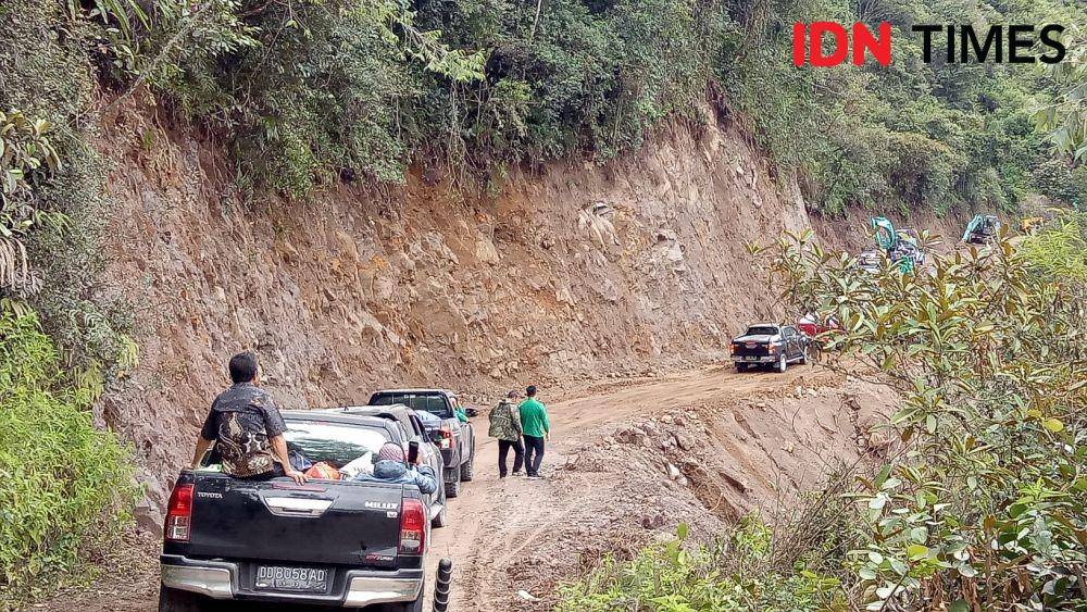 Rombongan Seko Expedition saat melintasi jalur menuju Kecamatan Seko Luwu Utara, Sulawesi Selatan, Selasa, 31 Desember 2019. IDN Times/Asrhawi Muin