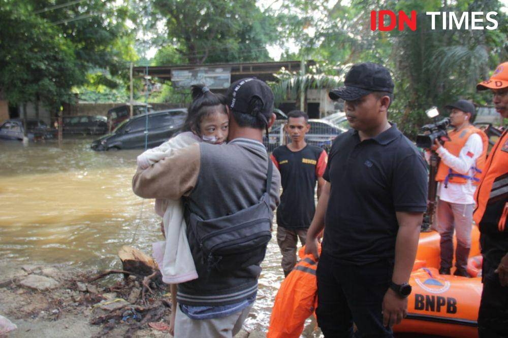 Evakuasi Balita pengidap sirosis hati di banjir Ciledug Indah (IDN Times/Candra Irawan)