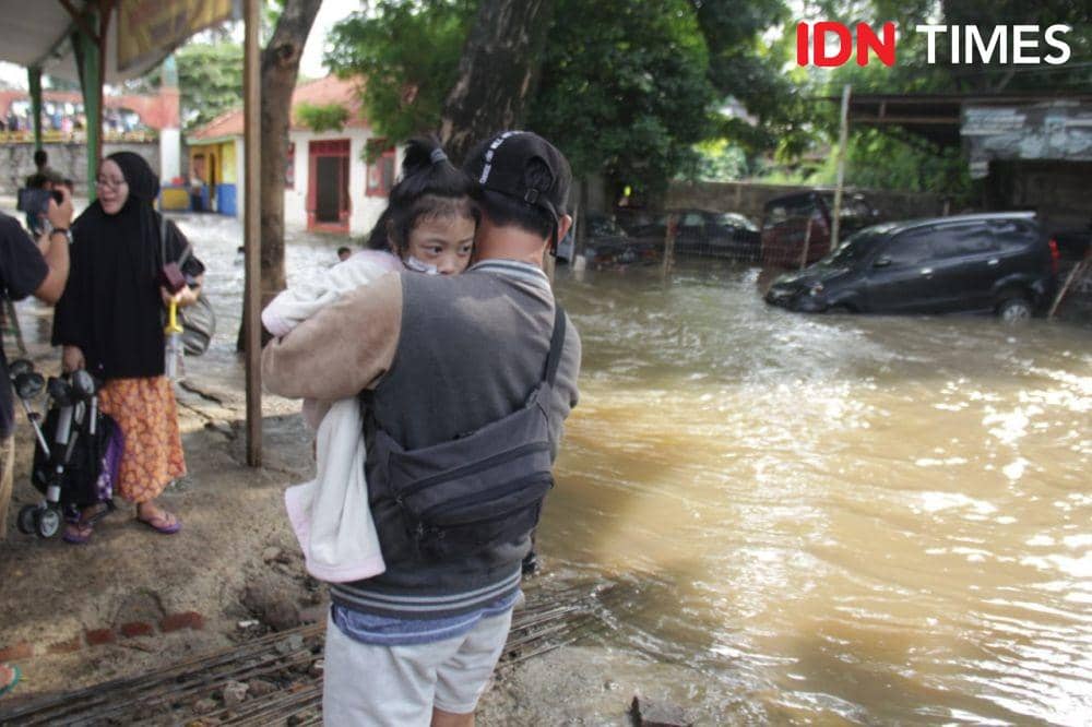 Evakuasi Balita pengidap sirosis hati di banjir Ciledug Indah (IDN Times/Candra Irawan)