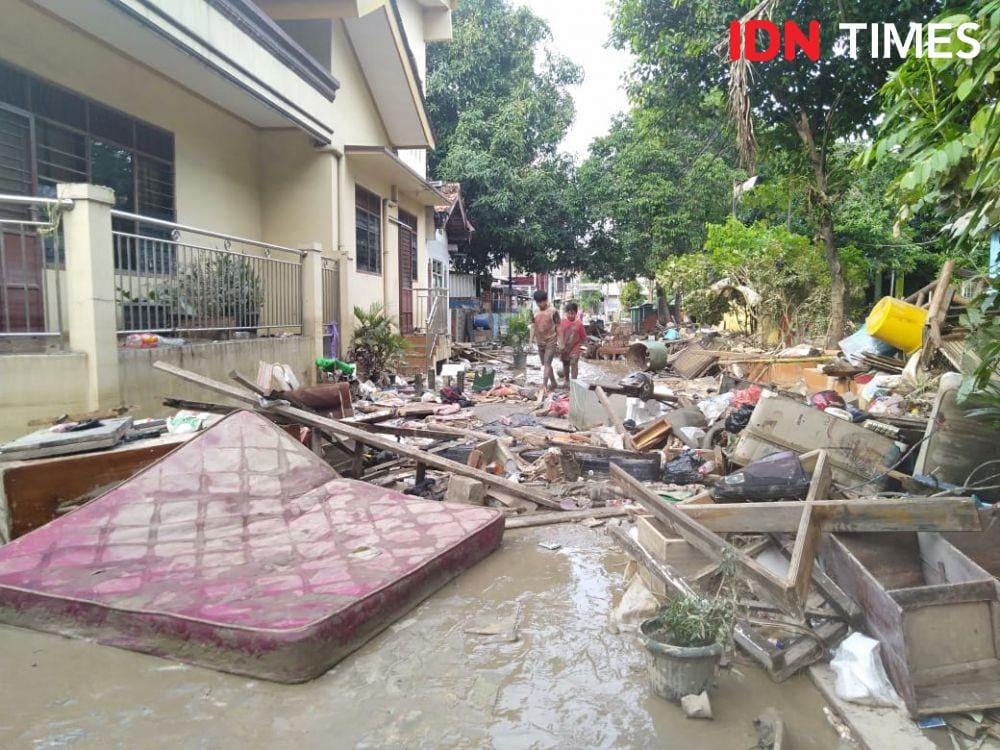 Warga Kompleks Jaka Kencana bersihkan lumpur pasca banjir, Kamis (2/1). (IDN Times/Dini Suciatiningrum)
