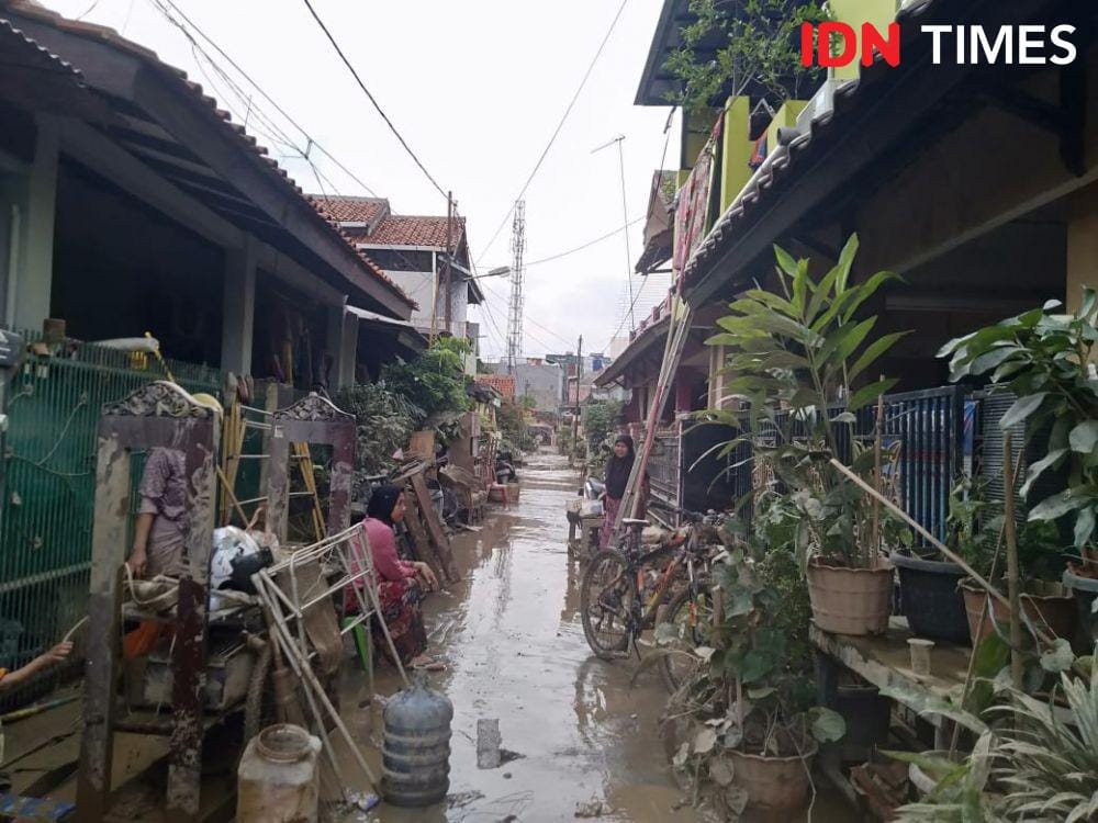 Warga Kompleks Jaka Kencana bersihkan lumpur pasca banjir, Kamis (2/1). (IDN Times/Dini Suciatiningrum)