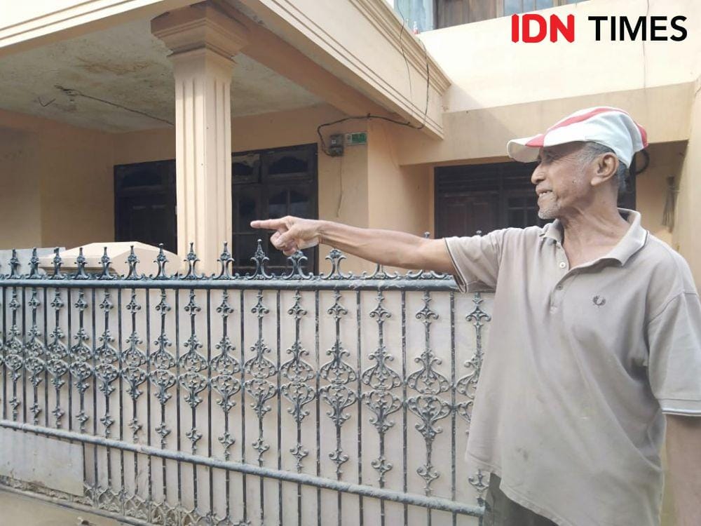 Warga Kompleks Jaka Kencana bersihkan lumpur pasca banjir, Kamis (2/1). (IDN Times/Dini Suciatiningrum)