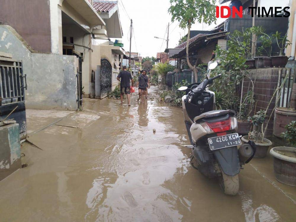 Warga Kompleks Jaka Kencana bersihkan lumpur pasca banjir, Kamis (2/1). (IDN Times/Dini Suciatiningrum)