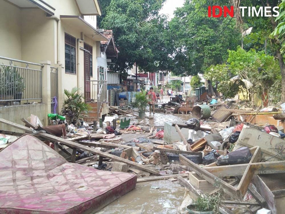 Warga Kompleks Jaka Kencana bersihkan lumpur pasca banjir, Kamis (2/1). (IDN Times/Dini Suciatiningrum)