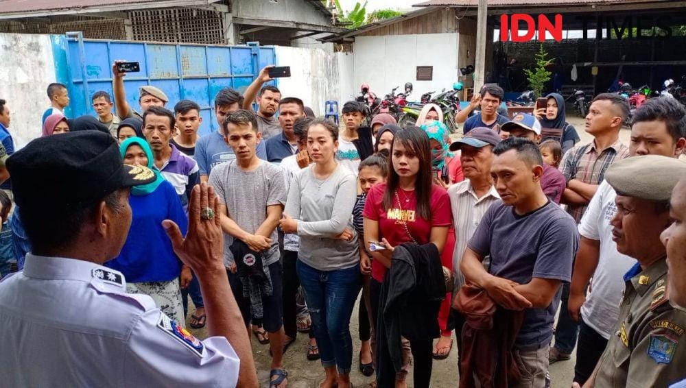 Kasat Pol PP Binjai Otto memberikan penjelasan kepada keluarga yang ingin menjemput (IDN Times/Bambang Suhandoko)
