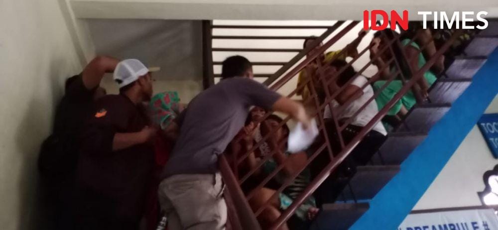 Para wanita yang diamankan dalam razia operasi penyakit masyarakat (IDN Times/Bambang Suhandoko)