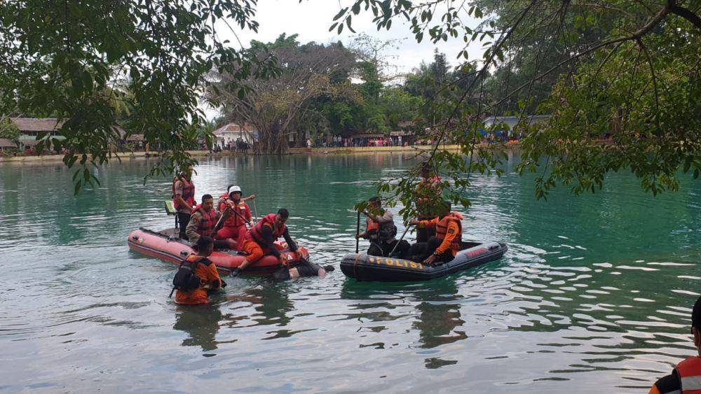 Tim SAR  gabungan saat melakukan pencarian terhadap Anto yang tenggela di Danau Linting (Dok. Polresta Deli Serdang)