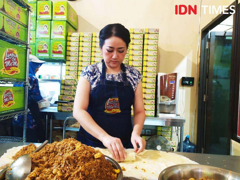 Meliani Sugiarto, sang pemilik Lunpia Cik Meme Semarang tengah membikin adonan lumpia. IDN Times/Dhana Kencana