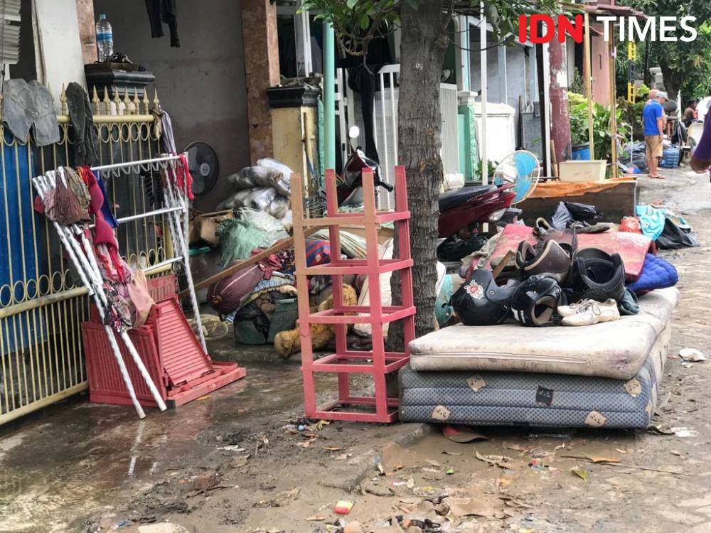 Korban banjir di Perum Periuk Jaya Permai, Tangerang (IDN Times/Teatrika Handiko Putri)