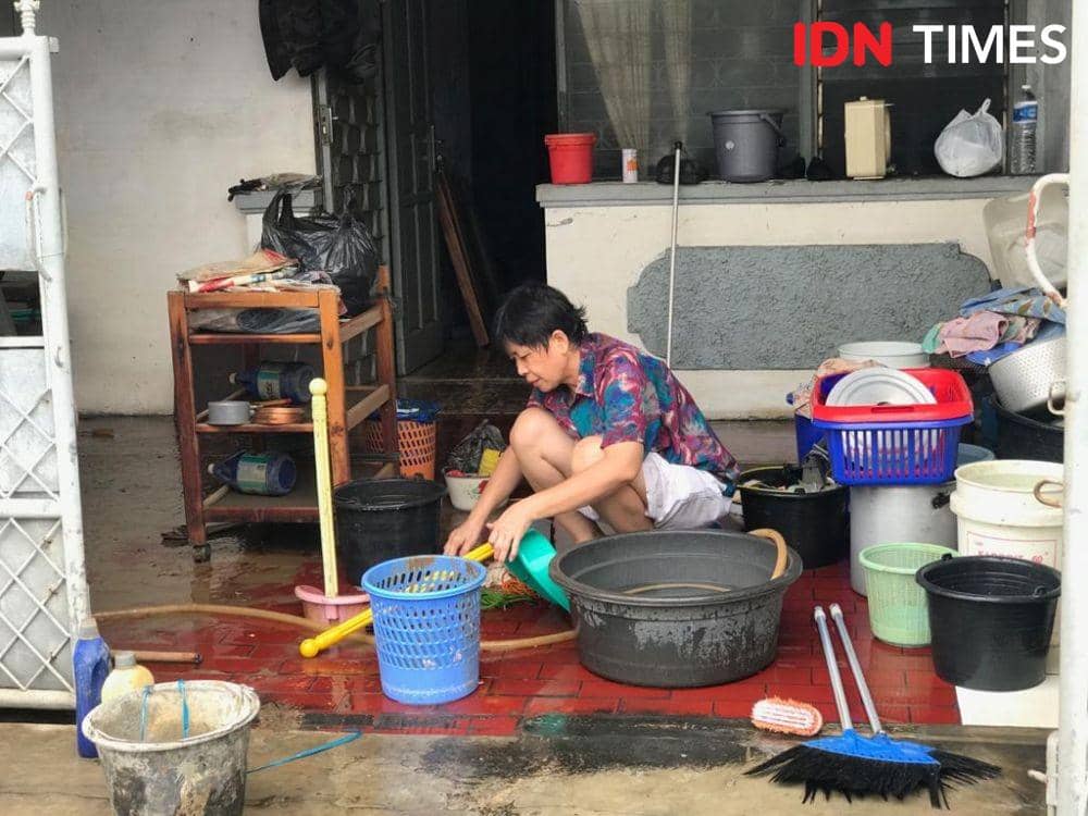 Korban banjir di Perum Periuk Jaya Permai, Tangerang (IDN Times/Teatrika Handiko Putri)