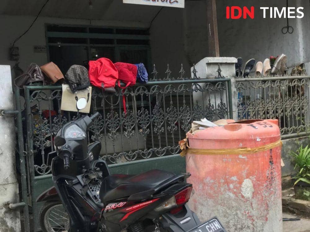 Korban banjir di Perum Periuk Jaya Permai, Tangerang (IDN Times/Teatrika Handiko Putri)