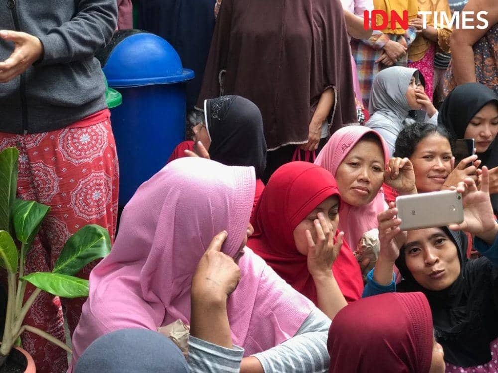 Korban banjir di Perum Periuk Jaya Permai, Tangerang (IDN Times/Teatrika Handiko Putri)