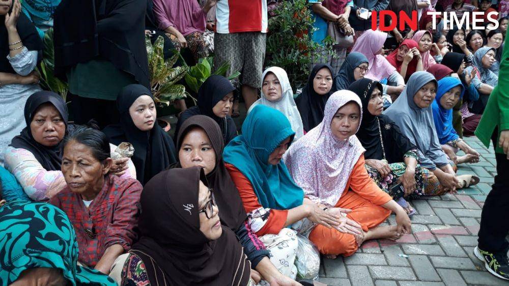 Korban banjir di Perum Periuk Jaya Permai, Tangerang (IDN Times/Teatrika Handiko Putri)