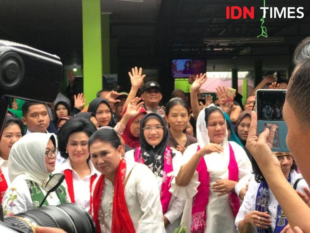 Iriana Jokowi meninjau korban banjir di Perum Periuk Jaya Permai, Tangerang, Jumat 3 Januari 2020 (IDN Times/Teatrika Handiko Putri)