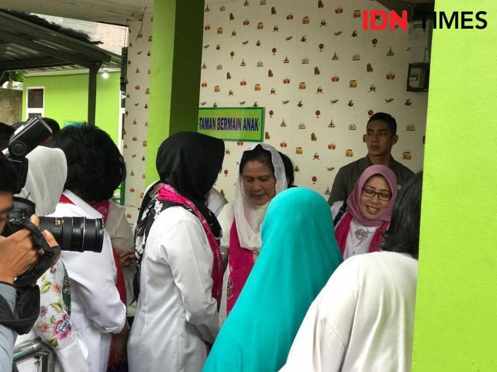 Iriana Jokowi meninjau korban banjir di Perum Periuk Jaya Permai, Tangerang, Jumat 3 Januari 2020 (IDN Times/Teatrika Handiko Putri)