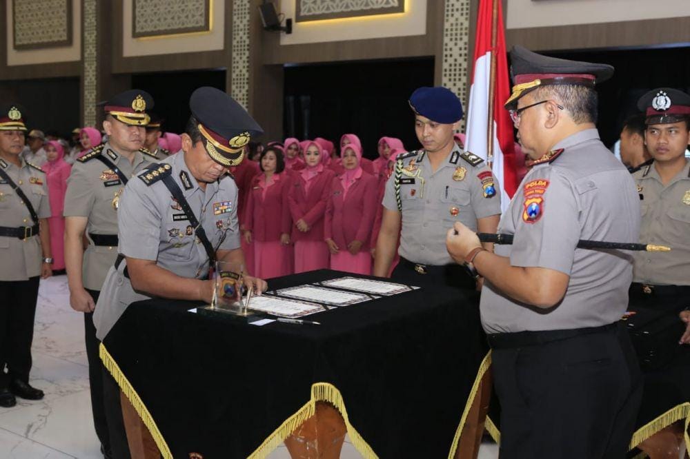 Kapolda Jatim Irjen Pol Luki Hermawan (kanan) memimpin sertijab sejumlah pejabat baru, Jumat (3/1). IDN Times/Dok. Humas Polda Jatim