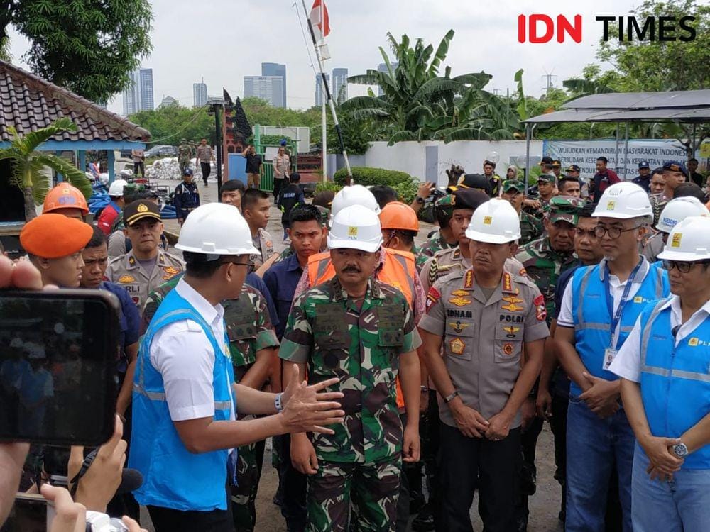 Panglima TNI dan Kapolri kunjungi PLN Gas Insulated Substation Tegangan Ekstra Tinggi (GISTET) Kembangan, Jakbar (IDN Times/Axel Joshua Harianja)