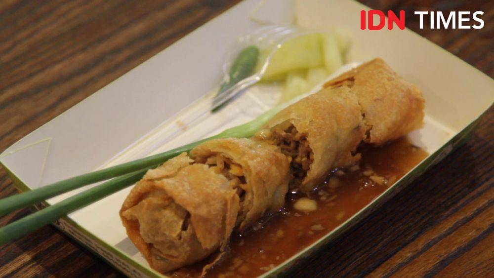 Lumpia Kajamu yang berisi daging kambing jantan muda di kedai Lunpia Cik Meme Semarang. IDN Times/Dhana Kencana