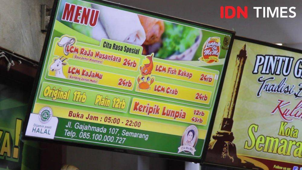 Menu dan varian rasa yang ditawarkan di Kedai Lunpia Cik Meme Semarang. IDN Times/Dhana Kencana