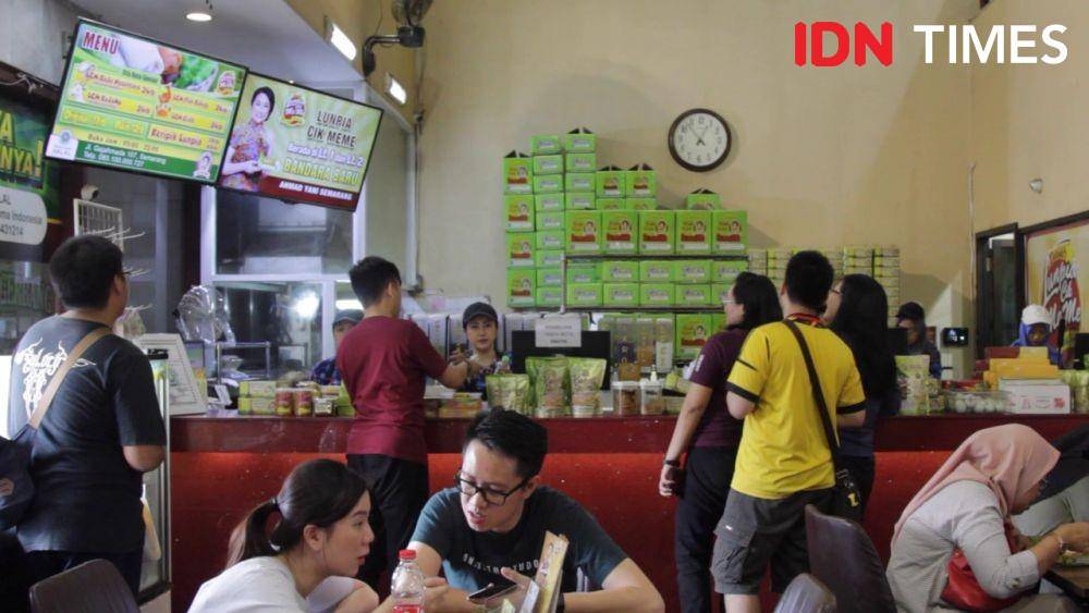 Suasana di kedai Lunpia Cik Meme Semarang. IDN Times/Dhana Kencana