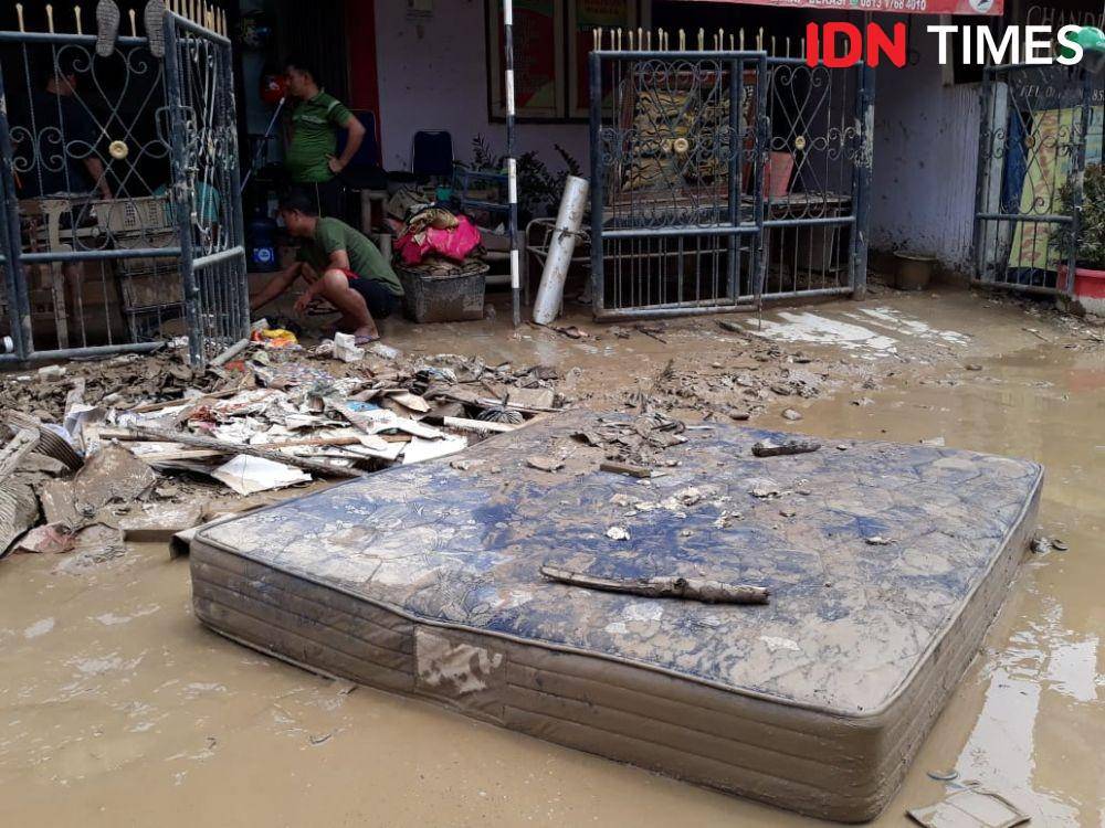 Banjir di Perumahan Pondok Gede Permai (IDN Times/Fitang Budhi Aditia)