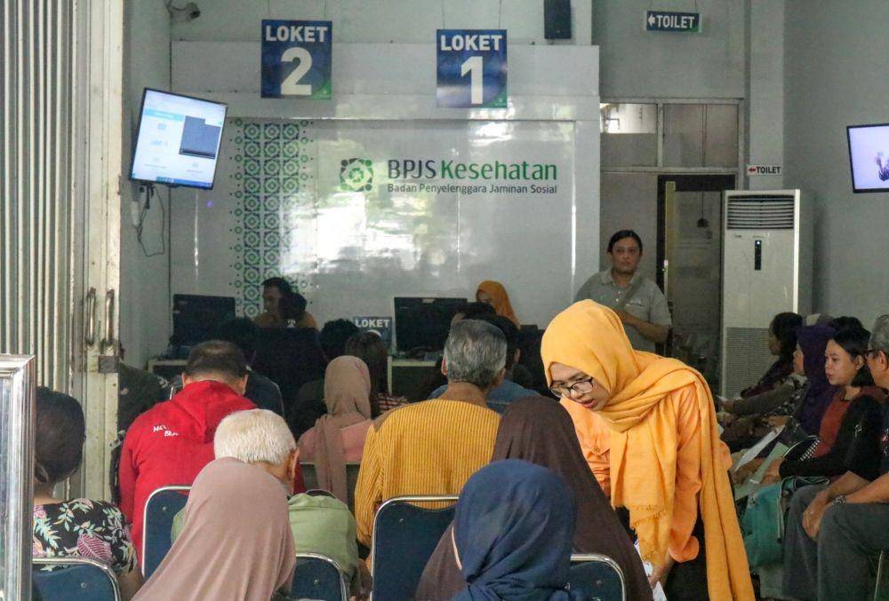 Pelayanan di kantor BPJS kota Malang masih ramai melayani warga yang turun kelas. IDN Times/ Alfi Ramadana
