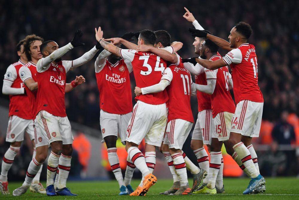 Para pemain Arsenal merayakan kemenangan atas Manchester United, Kamis (2/1) dini hari. Twitter/@lacazettealex