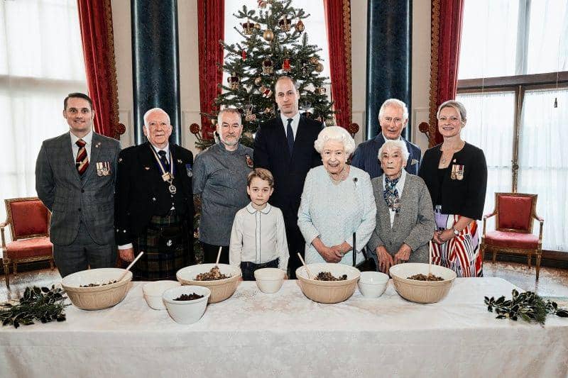 Foto tanpa tanggal yang dirilis pada 21 Desember 2019 oleh Istana Buckingham menunjukkan Ratu Elizabeth, Pangeran Charles, Pangeran William dan Pangeran George bersama sejumlah veteran Liam Young, Colin Hughes, Alex Cavaliere, Barbra Hurman dan Lisa Evans, di Ruang Musik di Istana Buckingham, saat peluncuran Inisiatif Natal Bersama Legiun Kerajaan Inggris di London, Inggris. ANTARA FOTO/Chris Jackson/Handout via REUTERS
